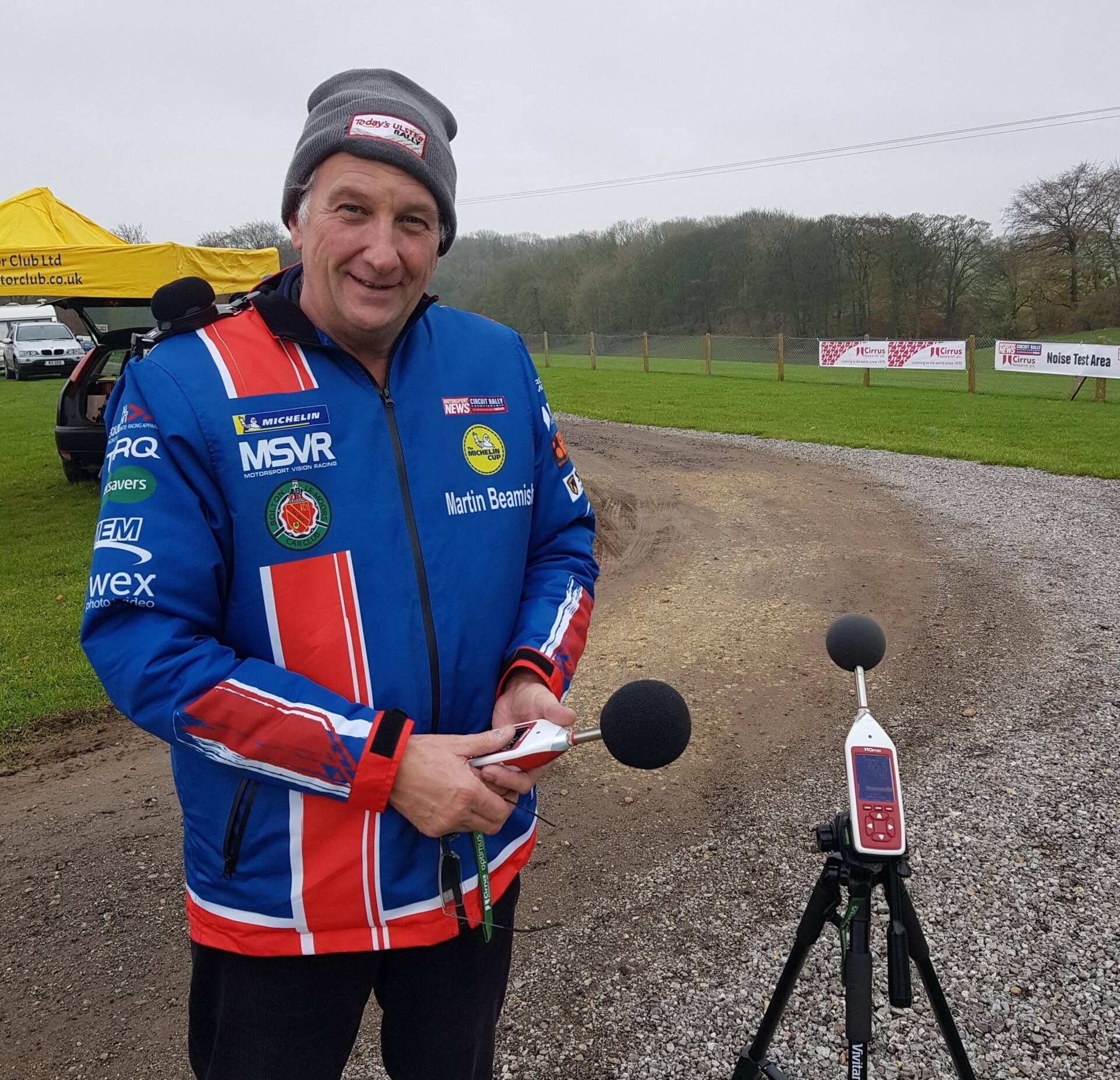 Le scrutateur du sport automobile, Martin Beamish, utilise un sonomètre Optimus+ pour tester le bruit des véhicules pendant le MSN Circuit Rally Championship